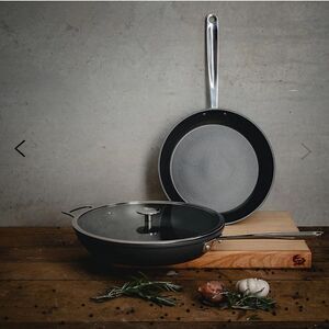 Chuck Hughes

3-Piece Forged Non-Stick Frying Pan Set